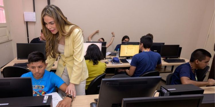 Thaisa Cidade acompanha início de curso inédito de Informática do Cetam para adolescentes com TEA