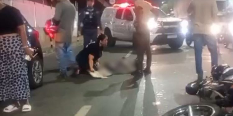 Grave acidente entre moto e Fiat Argo deixa duas pessoas ferid4s em Manaus