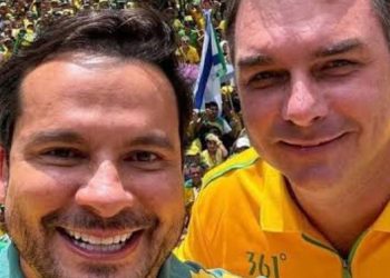 Flávio Bolsonaro declara apoio a Alberto Neto e pede voto para o “222” no Amazonas: 'preciso do capitão'