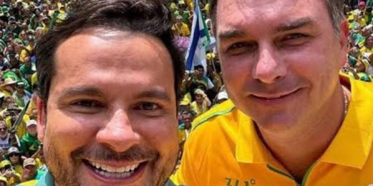Flávio Bolsonaro declara apoio a Alberto Neto e pede voto para o “222” no Amazonas: 'preciso do capitão'
