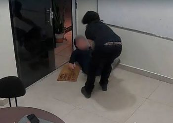 Garoto de 14 anos que esf4que0u professor durante aula é apreendido pela Polícia Civil