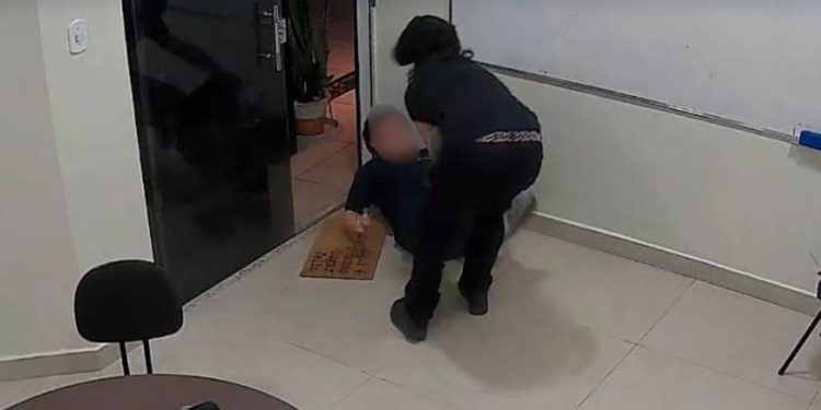 Garoto de 14 anos que esf4que0u professor durante aula é apreendido pela Polícia Civil