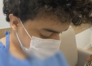 Vídeo: Professor esf4que4do por aluno relata dificuldade para movimentar a perna direita