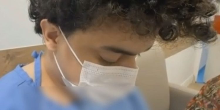 Vídeo: Professor esf4que4do por aluno relata dificuldade para movimentar a perna direita