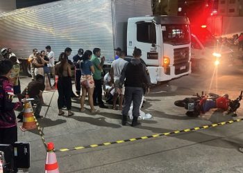 Caminhão atinge moto e arrasta garoto de 17 anos durante conversão em Manaus