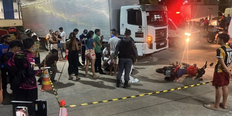 Caminhão atinge moto e arrasta garoto de 17 anos durante conversão em Manaus