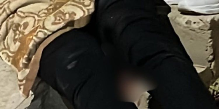 Carro vermelho para na rua e ocupantes ex3cut4m homem na porta de casa em Manaus