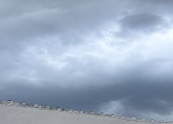 Depois de dias de sufoco, céu desaba e forte chuva toma conta de Manaus