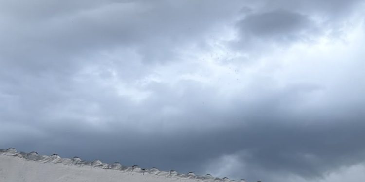 Depois de dias de sufoco, céu desaba e forte chuva toma conta de Manaus