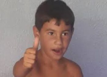 Menino de 8 anos m0rr3 após árvore desabar sobre casa durante temporal