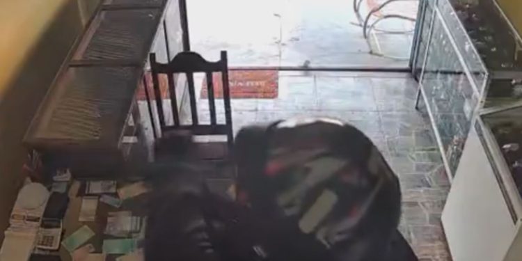 Assalto a loja de joias termina com fuga de lancha e suspeito desaparecido em Manicoré; veja vídeo