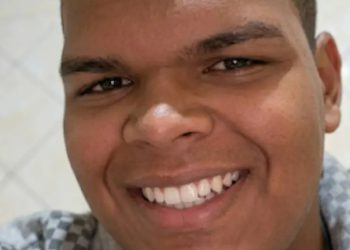 Câmera grava chapeiro sendo executad0 enquanto fazia x-salada na lanchonete