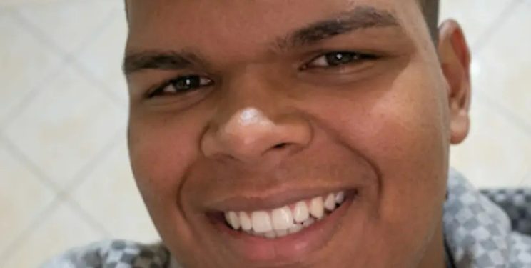 Câmera grava chapeiro sendo executad0 enquanto fazia x-salada na lanchonete