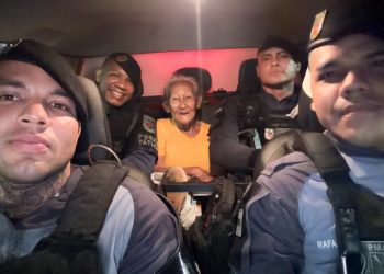 PM salva idosa durante chuva e a entrega em segurança em casa em Manaus