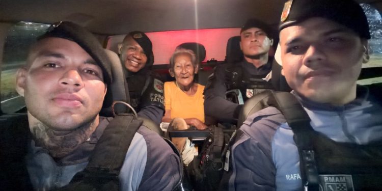 PM salva idosa durante chuva e a entrega em segurança em casa em Manaus