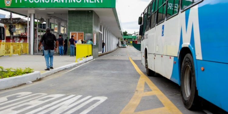 Veja quais são as linhas de ônibus que mudaram itinerário por causa da adutora rompida