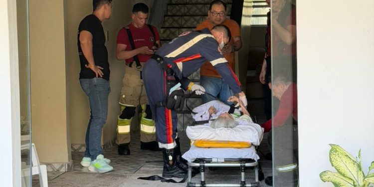 Idosa de 93 anos com deficiência visual é encontrada abandonada no calor em Manaus
