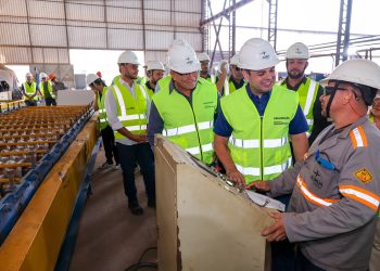 Roberto Cidade inspeciona construção de terminais flutuantes para comunidades do interior do Amazonas