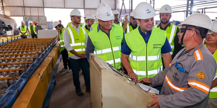 Roberto Cidade inspeciona construção de terminais flutuantes para comunidades do interior do Amazonas