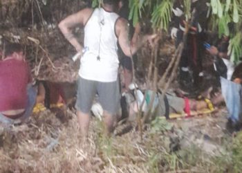 Motorista acelera, perde controle e casal acaba arremessado às margens de igarapé