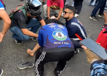 Motociclista fica com o pé ‘t0rad0’ após ônibus passar por cima no bairro Compensa