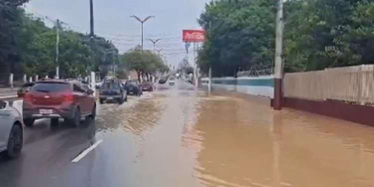 Vídeo: Avenida Coronel Teixeira é tomada por lama após tubulação romper e trânsito é afetado