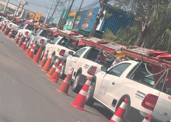 Com salário baixo e trabalhando até 22h, eletricistas da Âmbar Energia fazem paralisação em Manaus