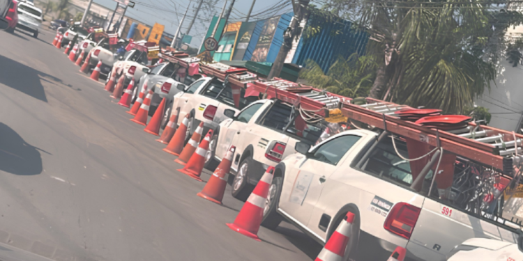 Com salário baixo e trabalhando até 22h, eletricistas da Âmbar Energia fazem paralisação em Manaus