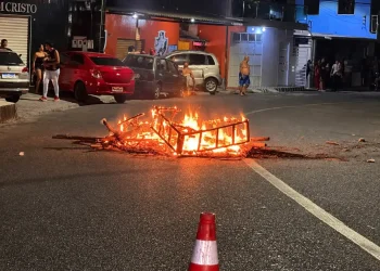 Moradores se rev0ltam e colocam f0g0 na rua após mais de 12h sem energia no Japiim