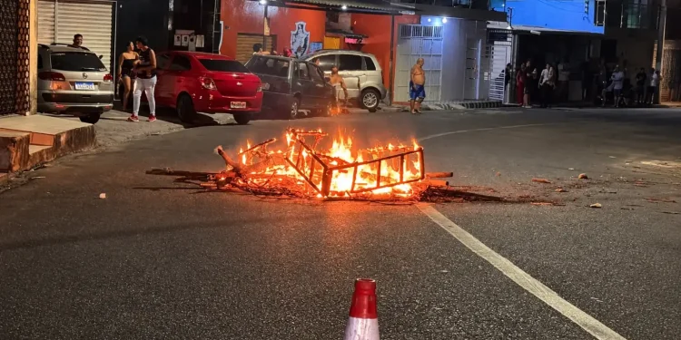Moradores se rev0ltam e colocam f0g0 na rua após mais de 12h sem energia no Japiim