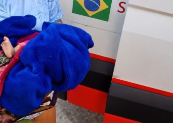 M@ldade pura: recém-nascido é aband0nad0 em frente de casa no bairro Novo Aleixo