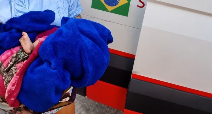 M@ldade pura: recém-nascido é aband0nad0 em frente de casa no bairro Novo Aleixo