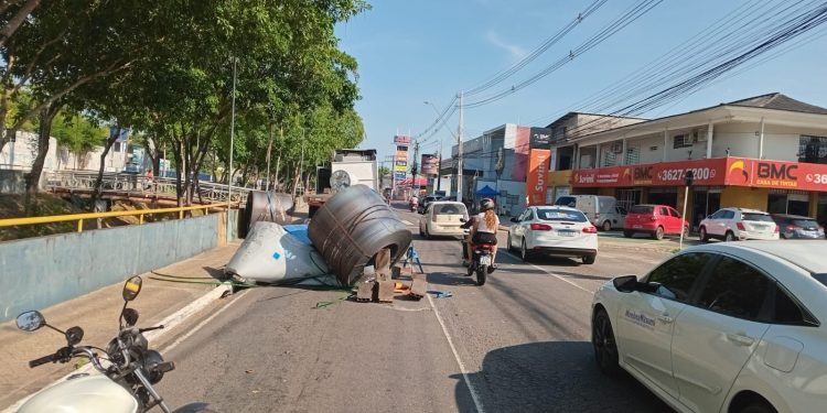 Avenida Brasil fica parcialmente bloqueada após bobinas de 1 tonelada despencarem