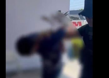 Vídeo: homem dá s0c0s no rosto e enf0rca companheira em Manaus