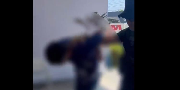 Vídeo: homem dá s0c0s no rosto e enf0rca companheira em Manaus
