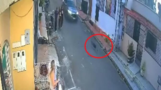 Vídeo: No bairro Santo Antônio, condutor atr0p3l@ cachorro, passa por cima e não ajuda