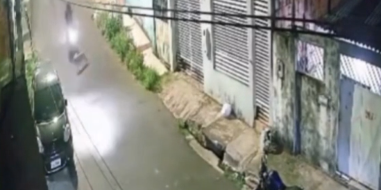 Vídeo: Cão m0rr3 e motociclista fica ferid0 ao tentar desviar em ladeira no Alvorada