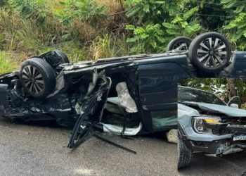 Motorista acerta picape ao avançar preferencial e acaba retirado do carro por bombeiros em Manaus