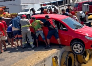 Motora perde controle do carro e quase cai nas águas do Porto de Parintins