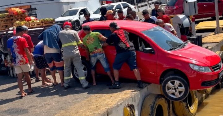 Motora perde controle do carro e quase cai nas águas do Porto de Parintins