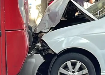 Carro acaba esmagad0 na traseira de ônibus em ac1dente no Centro de Manaus