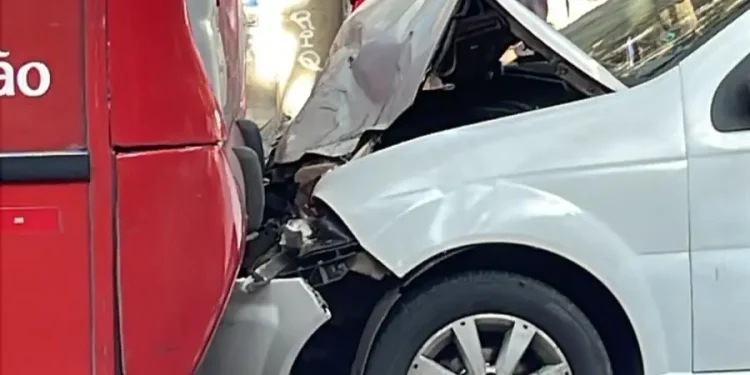 Carro acaba esmagad0 na traseira de ônibus em ac1dente no Centro de Manaus