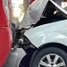 Carro acaba esmagad0 na traseira de ônibus em ac1dente no Centro de Manaus