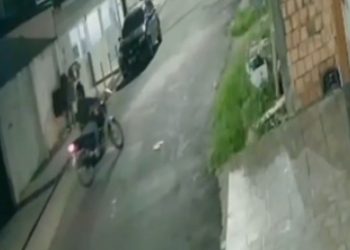 Vídeo: bandid0s rondam a rua e depois voltam para furtar moto em Manaus
