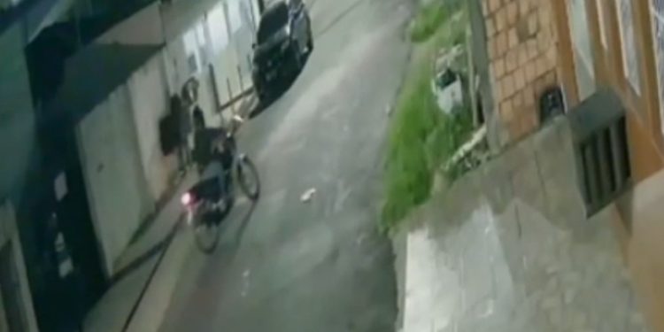 Vídeo: bandid0s rondam a rua e depois voltam para furtar moto em Manaus