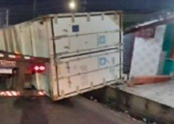 Vídeo: contêiner que caiu de carreta em Manaus destruiu ponto comercial na Zona Sul