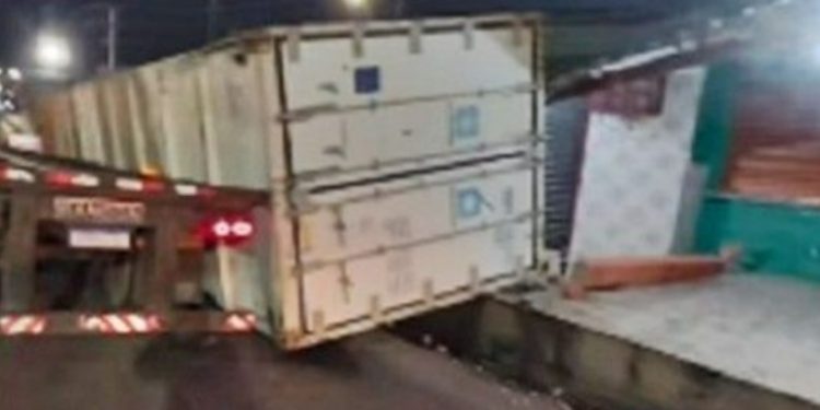Vídeo: contêiner que caiu de carreta em Manaus destruiu ponto comercial na Zona Sul