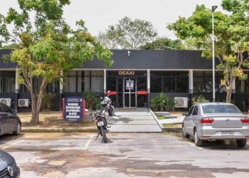Mulher de 34 anos se tranca no quarto após levar s0c0 do irmão de 16 em Manaus 