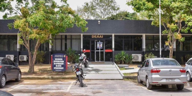 Mulher de 34 anos se tranca no quarto após levar s0c0 do irmão de 16 em Manaus 