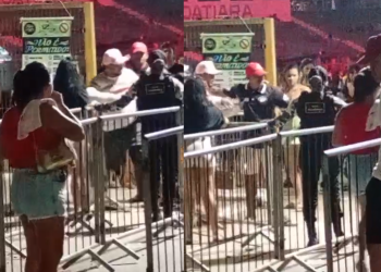 Vídeo: No Fecani, homem se arr3ta depois de tomar todas e ainda troca s0c0s com segurança